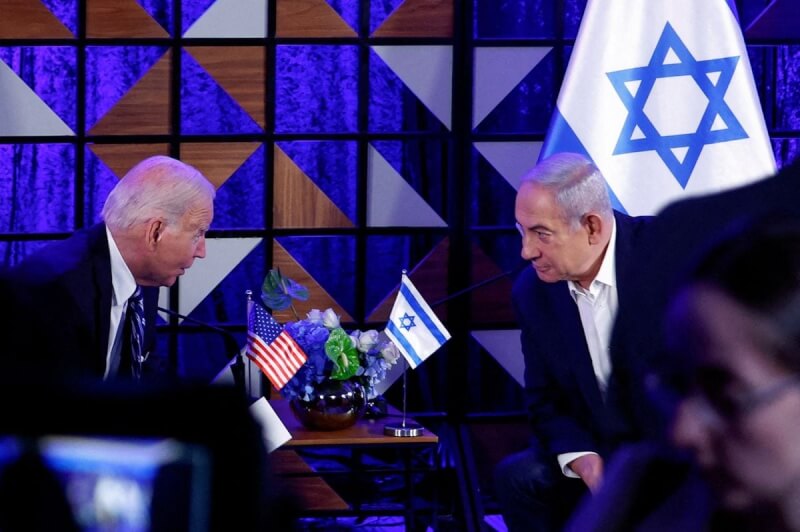 圖為美國總統拜登（左）10月18日與以色列總理尼坦雅胡會面。（路透社）