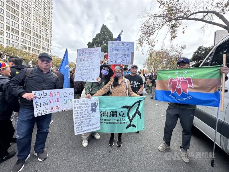 中國駐舊金山總領事館外近500人，包括大批西藏人士，還有部分新疆、香港、和台灣人聚集示威。台灣人高舉搭配台灣黑熊圖案的標語，上面寫著「我是台灣囡仔」，表達對獨裁的抗議。中央社記者張欣瑜舊金山攝 112年11月16日