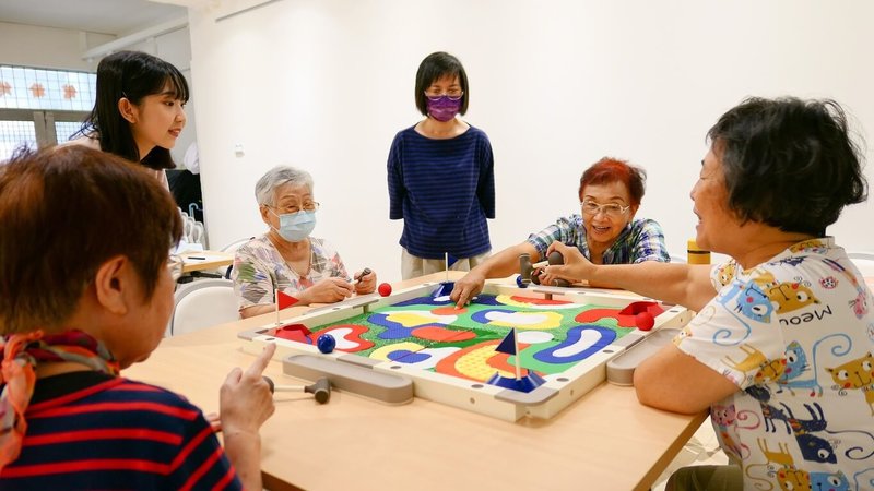 台灣科技大學推動「活力創齡」計畫，由跨校師生合力為高齡者設計桌遊「球球樂園」，在球檯上透過擊球遊戲與競爭，讓長輩開心地鍛鍊、學習，也享受玩樂當下。（台科大提供）中央社記者陳至中傳真  112年11月16日