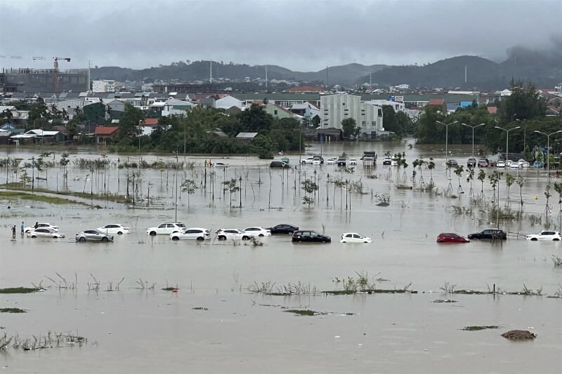 被列入世界遺產的越南古城順化15日遭大雨侵襲，房屋車輛都泡在水中。（法新社）