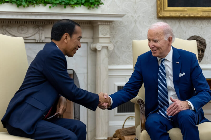 印尼總統佐科威（左）13日與美國總統拜登（右）見面。（圖取自twitter.com/POTUS）
