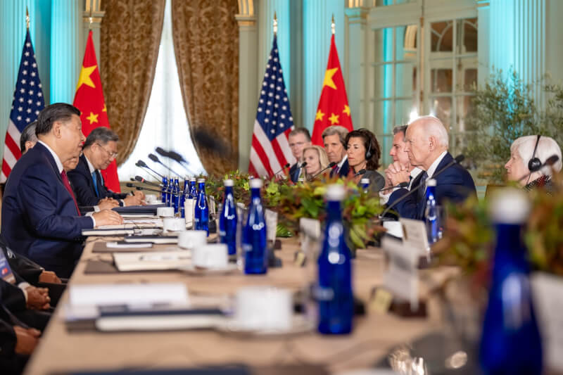 美國官員表示，中國國家主席習近平（左1）16日與美國總統拜登（右2）會談時，否認有2027年或2035年武力攻台計畫。（圖取自twitter.com/POTUS）