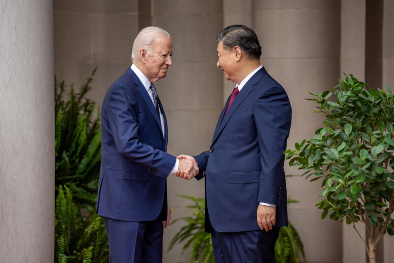 美國總統拜登（左）和中國國家主席習近平（右）15日在舊金山會談。（圖取自facebook.com/POTUS）