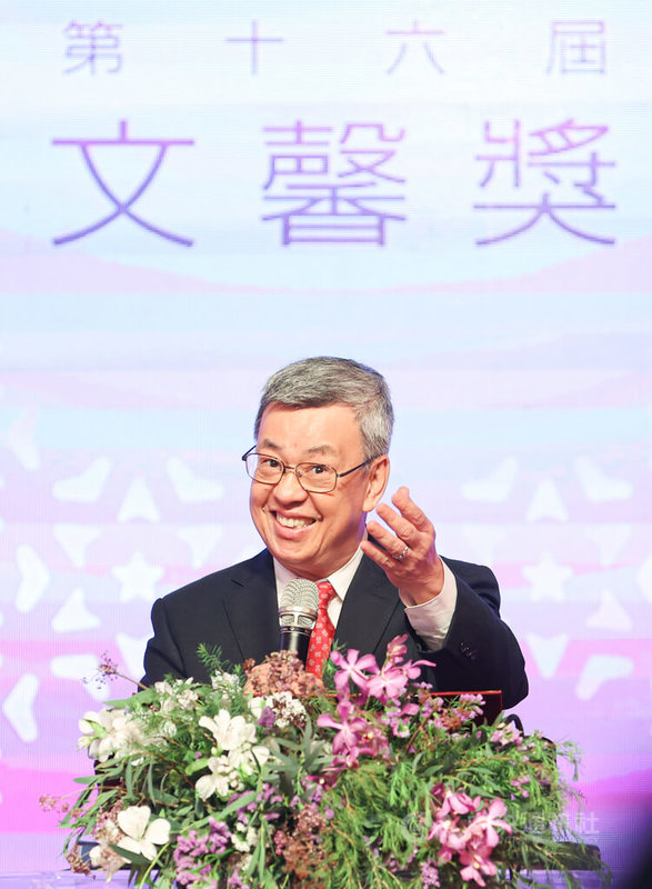 第16屆文馨獎頒獎典禮16日下午在華山文創園區舉行,行政院長陳建仁出席致詞,感謝獲獎者多年來持續支持文化藝術事業。中央社記者鄭清元攝 112年11月16日