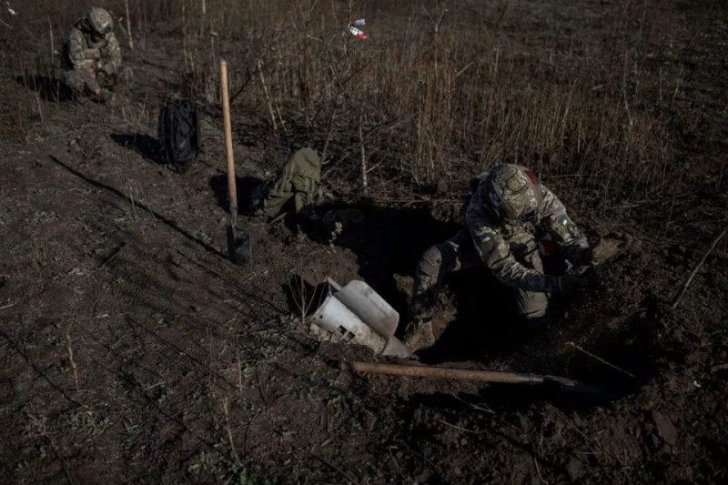 烏克蘭工兵9日在赫松設置火箭發射陣地。（路透社）