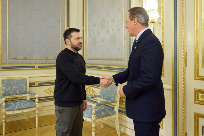 烏克蘭總統澤倫斯基（左）與英國新任外交大臣卡麥隆（右）16日會面。（路透社）