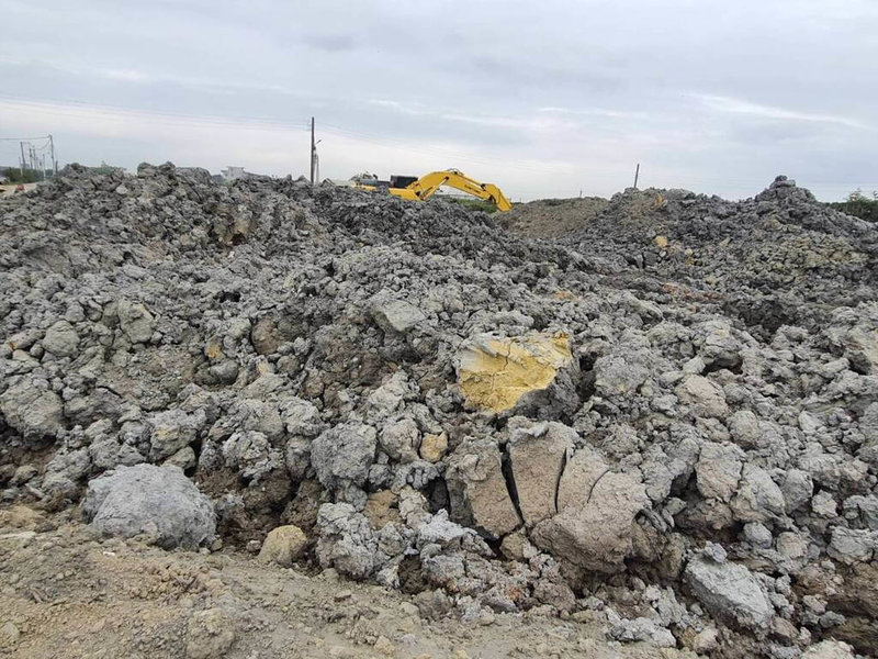 近期中部地區沿海鄉鎮農地遭回填傾倒廢棄土或營建廢棄物事件頻傳，環境部環境管理署17日表示，檢警環近日已成立專責小組並發布聯合查緝，避免農漁林地淪為棄置廢棄物天堂。（環境部環境管理署提供）中央社記者吳欣紜傳真 112年11月17日