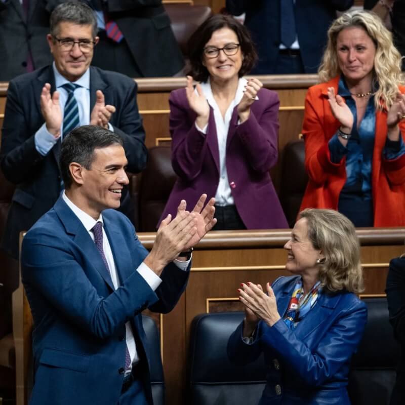 西班牙代理總理桑傑士（前左）16日贏得國會支持，連任總理。（圖取自instagram.com/sanchezcastejon）