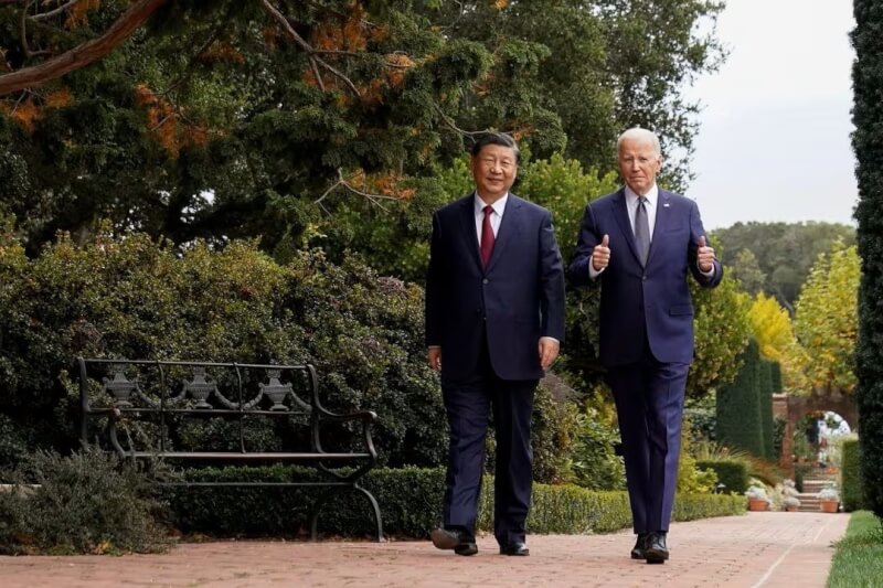 中國國家主席習近平（左）與美國總統拜登（右）15日在舊金山費羅麗莊園散步。（路透社）
