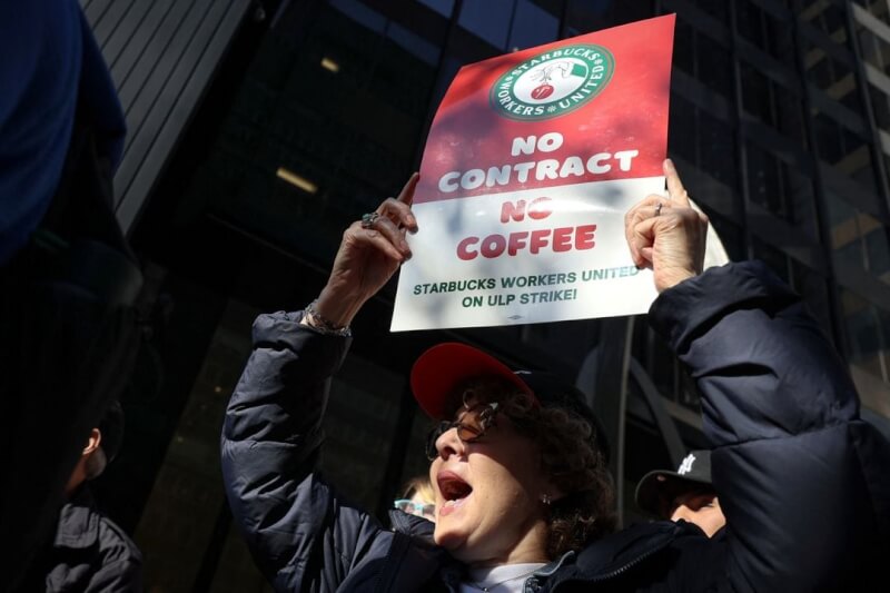 星巴克工會成員16日在紐約一家星巴克店外集會抗議。（路透社）