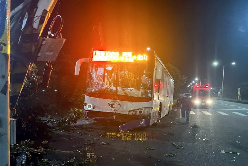 淡水客運一名黃姓司機17日行經淡金公路新北市三芝區四棧橋附近時疑似精神不濟發生車禍，公車撞上電線桿導致車體毀損，所幸沒有人員傷亡。（民眾提供）中央社記者黃旭昇新北市傳真  112年11月17日