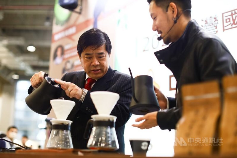 2023國際咖啡展17日登場，外交部次長陳立國（左）與世界咖啡師大賽冠軍王策（右）共同沖煮咖啡。中央社記者游凱翔攝 112年11月17日