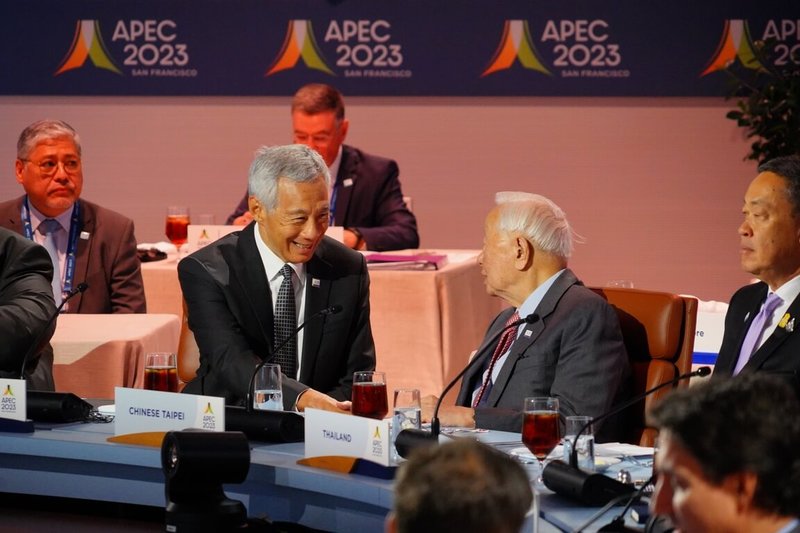 APEC於16日舉行「經濟領袖和貴賓非正式對話」開場前，領袖彼此交流，張忠謀（前排右2）與李顯龍（前排左）熱切交談、互動熱絡。（APEC台灣代表團提供）中央社記者張欣瑜舊金山傳真 112年11月17日