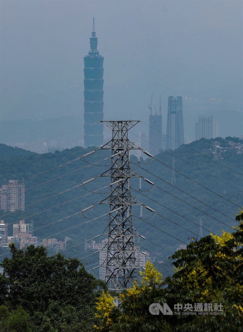 圖為台北市文山區高處俯瞰市區高壓電塔。（中央社檔案照片）