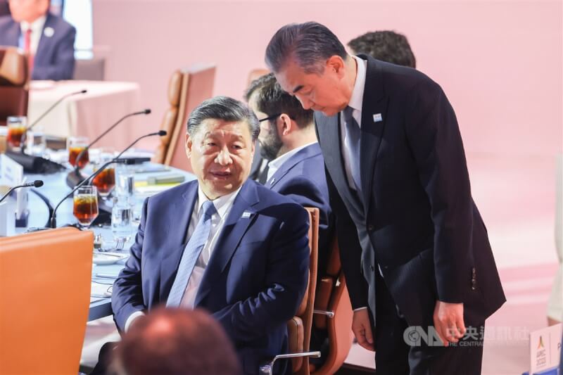 圖為16日APEC領袖峰會前，中國國家主席習近平（前左）與中國外交部長王毅（前右）交換意見。中央社記者裴禛舊金山攝 112年11月17日