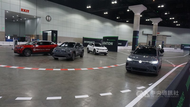 洛杉磯車展（LA Auto Show）17日起舉行，場內設置車道，供入場觀眾試乘各家車商推出的最新款電動車。中央社記者林宏翰洛杉磯攝  112年11月17日