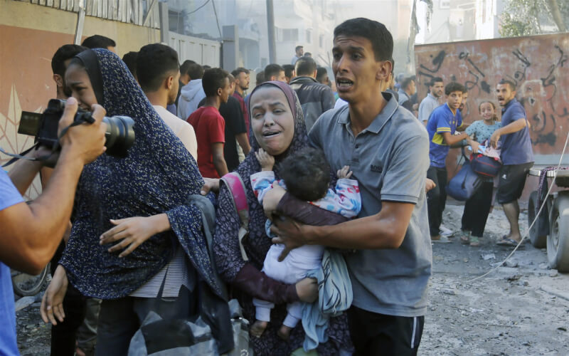以色列7日對加薩發動空襲，房屋遭毀，受傷民眾驚恐逃出。（安納杜魯新聞社）