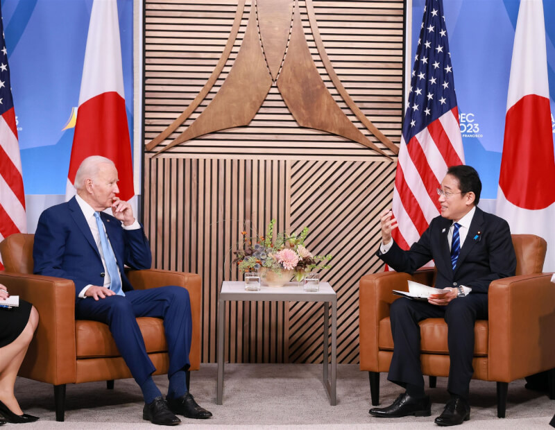 美國總統拜登（左）與日本首相岸田文雄（右）去年11月在APEC會議會面。（圖取自twitter.com/kantei）