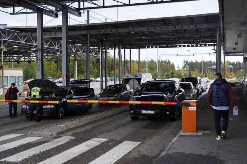 圖為去年9月芬蘭瓦立瑪邊境管制站車輛通過情況。（路透社）