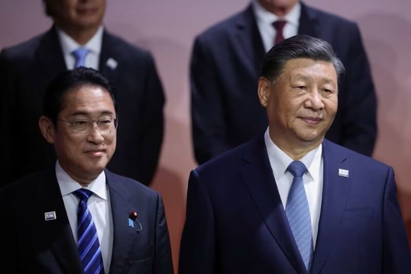 日本首相岸田文雄（左）與中國國家主席習近平（右）16日在APEC峰會上合影留念。（路透社）