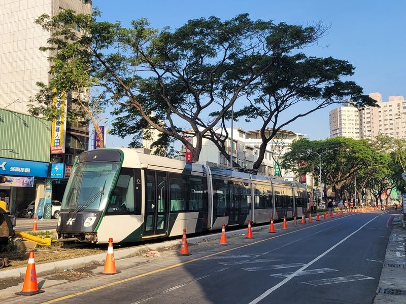 高雄輕軌列車18日進行最後的九如、自由路段測試,逐步邁向「輕軌成圓」的全線通車目標。(高雄市捷運局提供)中央社記者蔡孟妤傳真 112年11月18日