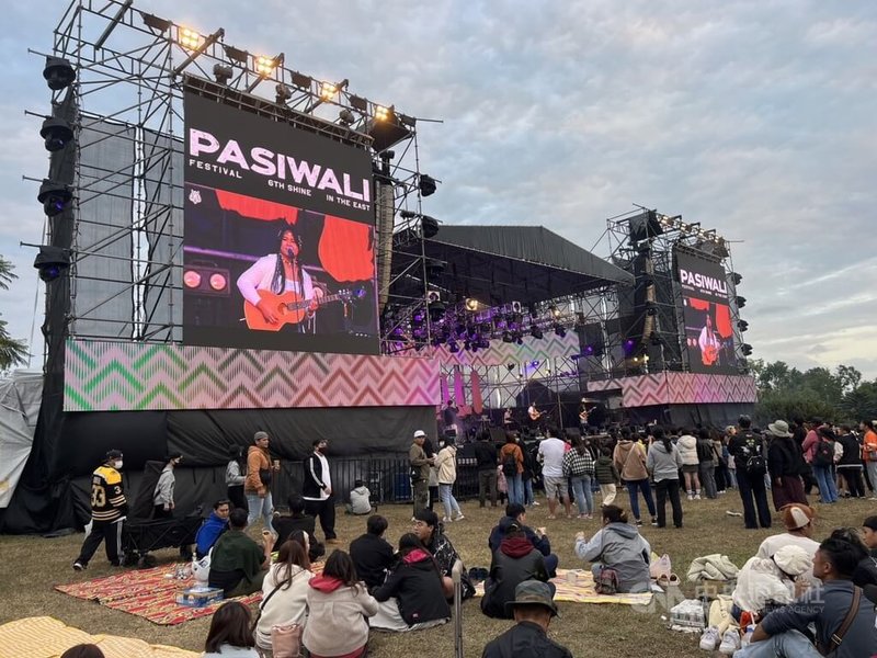 2023 Taiwan PASIWALI Festival原住民族國際音樂節18日在台東森林公園登場，吸引不少民眾前往共襄盛舉，欣賞樂團精彩演出，享受美好假日時光。中央社記者盧太城台東攝  112年11月18日