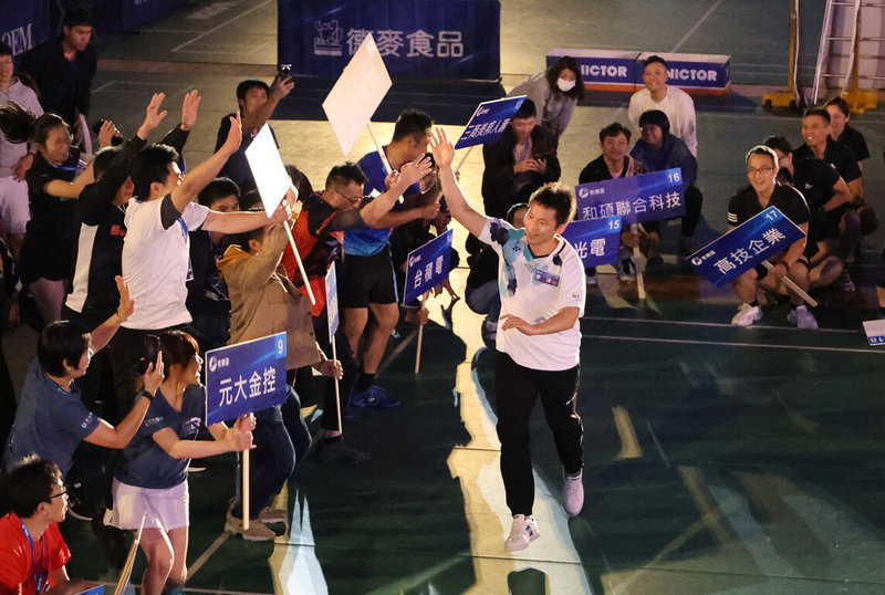 台灣羽球好手李洋（前右）18日出席牧德盃企業羽球排名賽開幕典禮，力挺這場業餘賽事。（牧德科技提供）中央社記者黎建忠傳真  112年11月18日