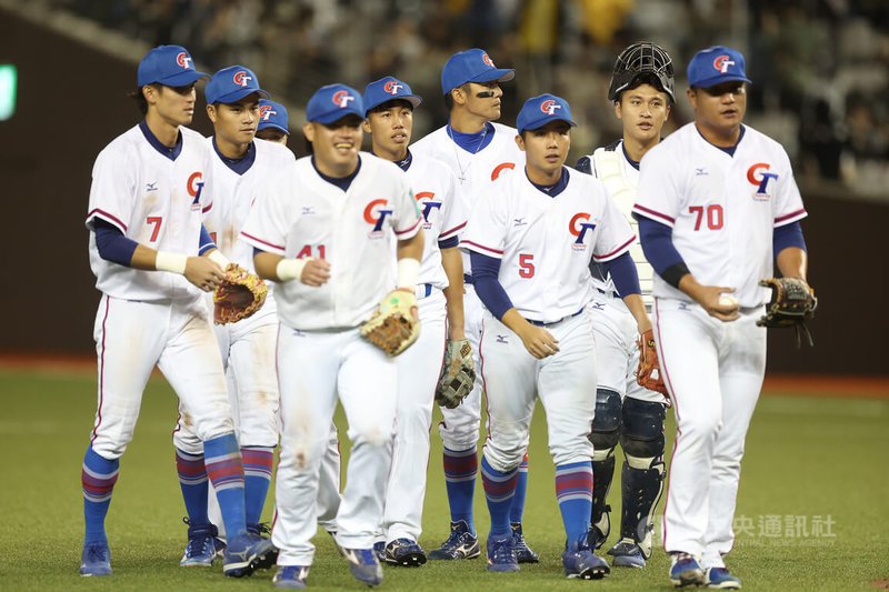 台北大巨蛋公開測試賽18日由亞錦賽台灣隊(圖)與U23世界盃培訓隊交手,亞錦賽台灣隊投手群輪流登板踩踏投手丘適應,比賽結果則由亞錦賽台灣隊以6比3奪勝。中央社記者張新偉攝 112年11月18日