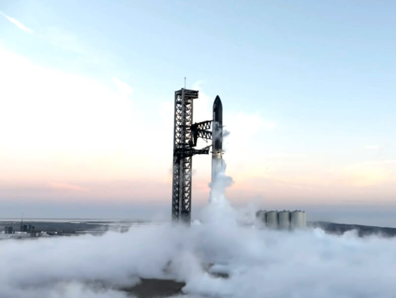 美國太空探索科技公司18日進行無人太空飛行器「星艦」第2次試射，首次進入太空，但據推測在數分鐘後失去聯繫。（圖取自twitter.com/SpaceX）