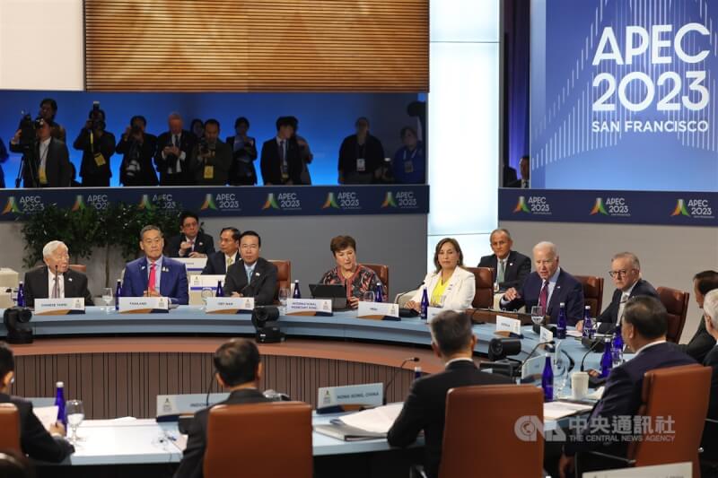 APEC經濟領袖閉門會議於美國舊金山當地時間17日舉行，由美國總統拜登（Joe Biden）（前右2）主持，台灣領袖代表張忠謀（前左1）出席與會。中央社記者裴禛舊金山攝 112年11月18日