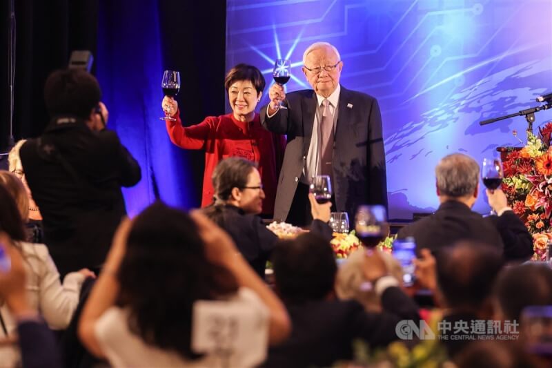 APEC領袖峰會於美國舊金山時間17日落幕，台灣領袖代表張忠謀（後右）、夫人張淑芬（後左）晚間舉辦答謝宴，舉杯向在場來賓致意。中央社記者裴禛舊金山攝 112年11月18日