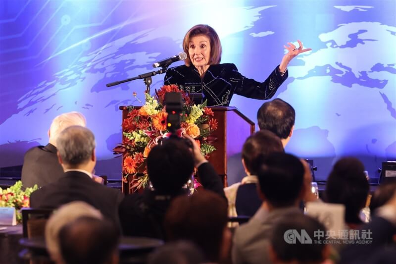 APEC領袖峰會於美國舊金山時間17日落幕，台灣領袖代表張忠謀伉儷晚間舉辦答謝宴，美國前眾議院議長裴洛西（Nancy Pelosi）（後中）出席致詞。中央社記者裴禛舊金山攝 112年11月18日