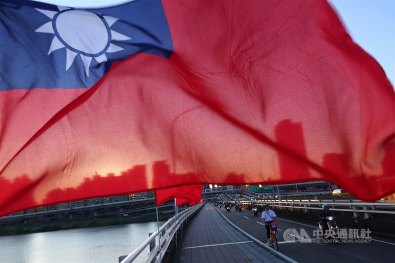 圖為10月3日台北橋沿途插滿國旗，旗幟隨風飄揚。（中央社檔案照片）