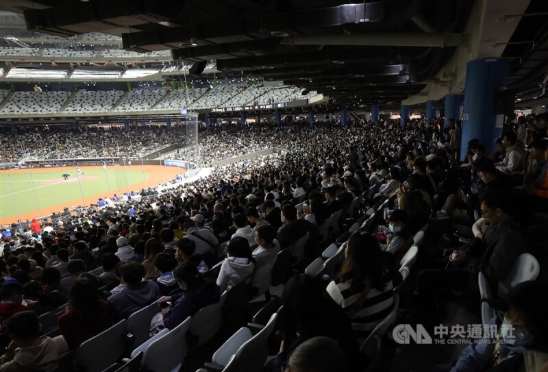 讓台灣人等待許久的台北大巨蛋18日下午舉辦公開測試賽，現場統計有1萬2027名觀眾入場；在內野區設有大型護網，保護球迷觀賽安全。中央社記者張新偉攝 112年11月18日