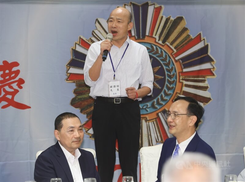 圖為7月1日國民黨黃復興黨部成立67週年會慶暨動員大會，前高雄市長韓國瑜（後）出席致詞。（中央社檔案照片）