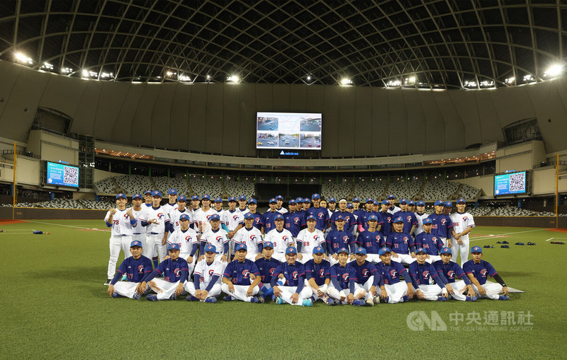 台北大巨蛋公開測試賽18日由亞錦賽台灣隊(白衣)與U23世界盃培訓隊(藍衣)交手,終場由亞錦賽代表隊拿下勝利。圖為兩隊賽後合影留念。中央社記者張新偉攝 112年11月18日