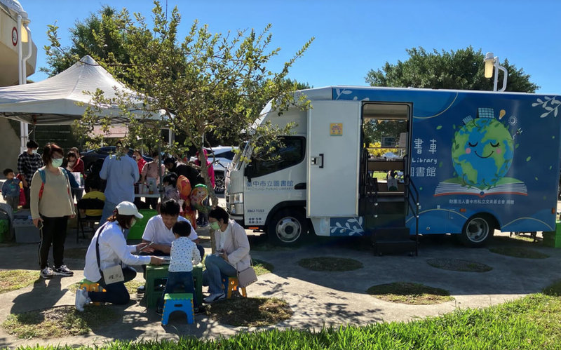 台中市民野餐日11月26日將在中央公園、豐原區葫蘆墩公園、清水區鰲峰山公園、太平區坪林森林公園同時登場，葫蘆墩公園場有文化局設置的「行動圖書車」。（民眾提供）中央社記者趙麗妍傳真  112年11月18日