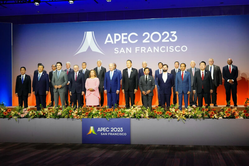APEC會議領袖合照，台灣代表張忠謀（後右3）站在第二排、兩邊分別為俄羅斯副總理奧弗丘克和越南國家主席武文賞，中國國家主席習近平則在第一排。（APEC台灣媒體團提供）