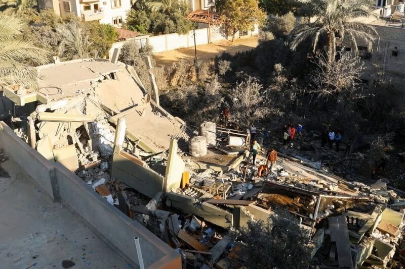 加薩南部城市汗尤尼斯15日可見建物因以色列空襲毀壞。（路透社）