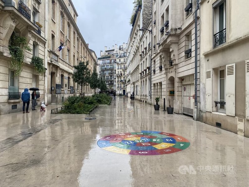 巴黎市政府近幾年推動無車「校園道路」，即將學校門口的道路改為行人專用，僅於緊急狀況開放車輛，廣受好評。在小雨中漫步的左安吉一家人也非常欣賞這個措施，表示既安全又讓人感到舒適。中央社記者曾婷瑄巴黎攝112年11月19日