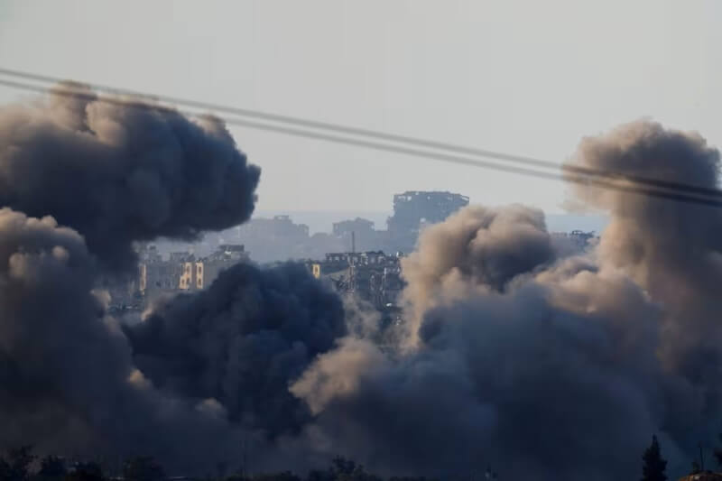 以色列和哈瑪斯之間衝突持續，加薩地區18日冒出陣陣濃煙。（路透社）