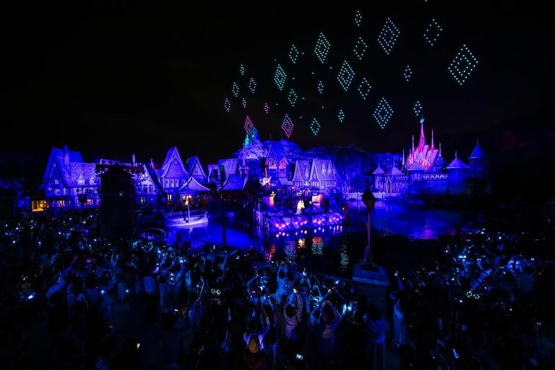 香港迪士尼樂園「魔雪奇緣世界」園區真實還原「冰雪奇緣」電影系列的場景，20日將正式開放遊客探索。（香港迪士尼樂園提供）中央社記者葉冠吟傳真 112年11月19日