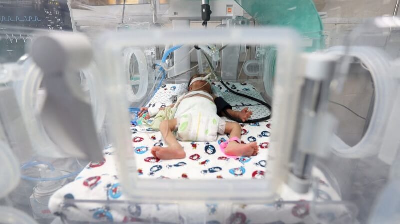 圖為10月22日，一名早產的巴勒斯坦嬰兒躺在加薩西法醫院的保溫箱裡。（路透社）