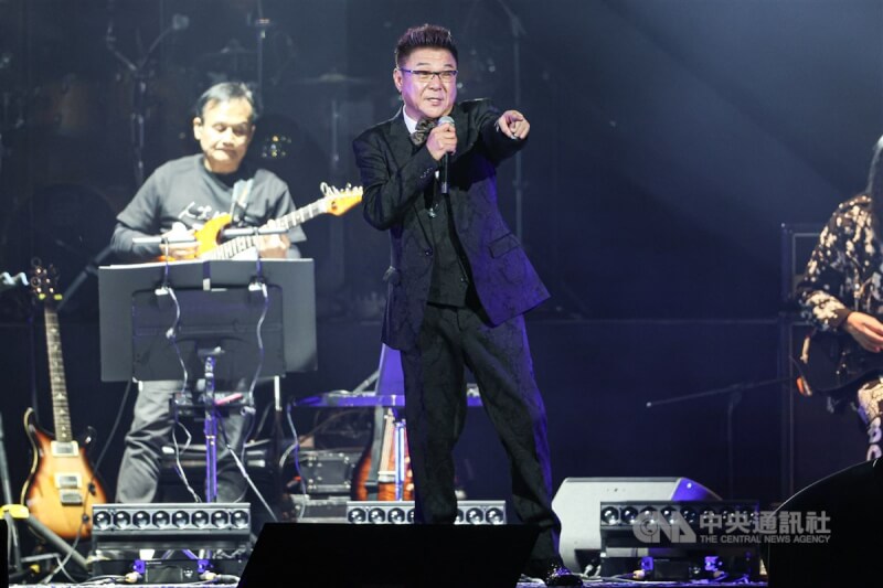 歌手姜育恆（前）18日晚間在台北小巨蛋舉行演唱會「人生的路」，將出道近40年所累積的經典作品獻給歌迷，現場掌聲不斷。中央社記者鄭清元攝 112年11月18日