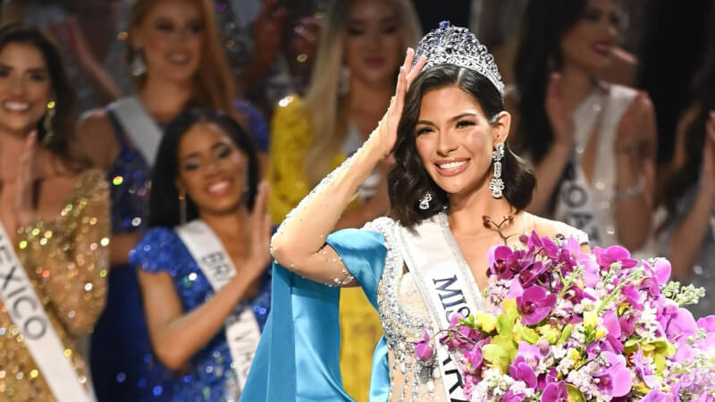 尼加拉瓜佳麗帕拉修斯（前）摘下2023年環球小姐后冠。（圖取自facebook.com/MissUniverse）