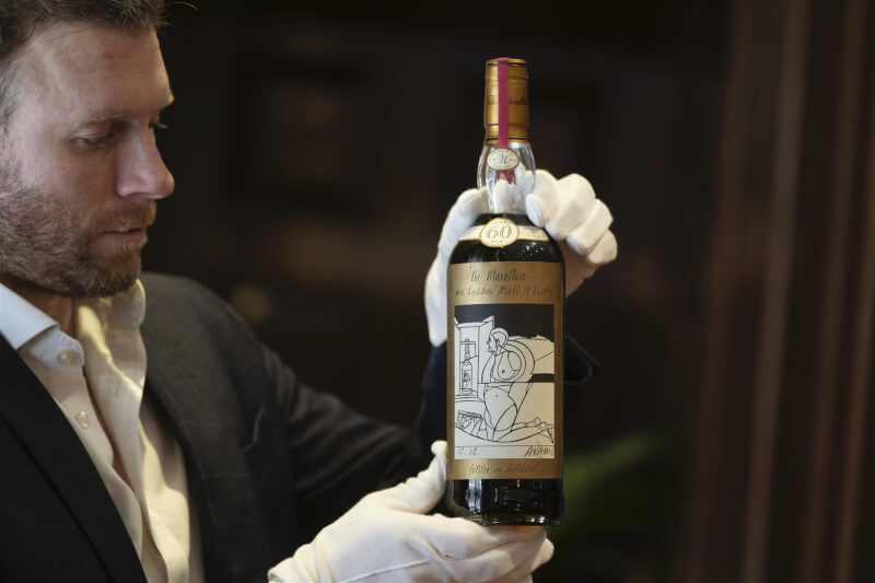 圖為被蘇富比稱為「世界上最有價值威士忌」的1926年份麥卡倫酒廠烈酒。（美聯社）