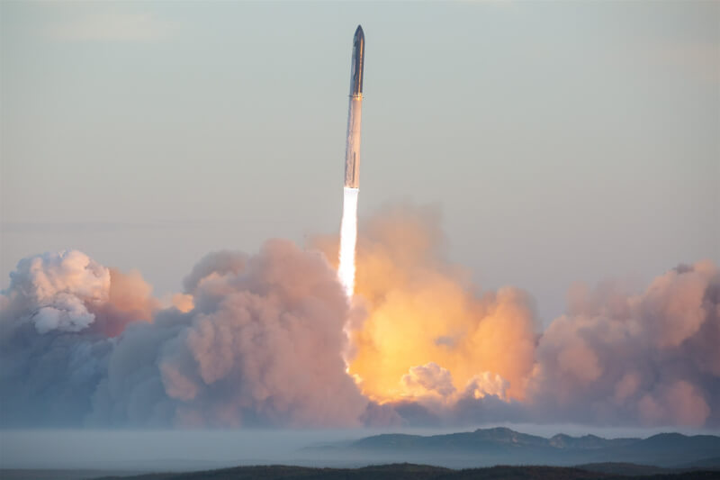 SpaceX 18日第2次試射無人太空飛行器「星艦」。（圖取自twitter.com/SpaceX）