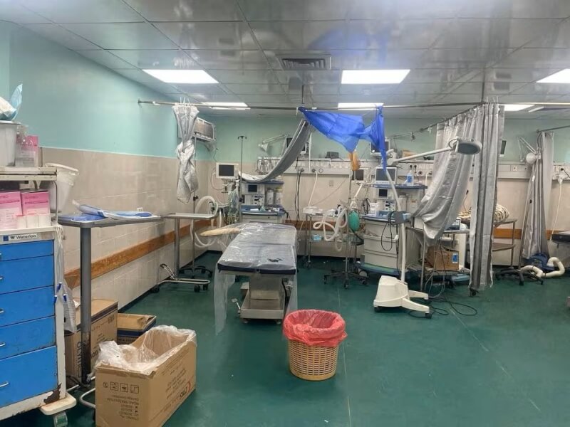 加薩西法醫院一處臨時架設的手術台。（路透社）