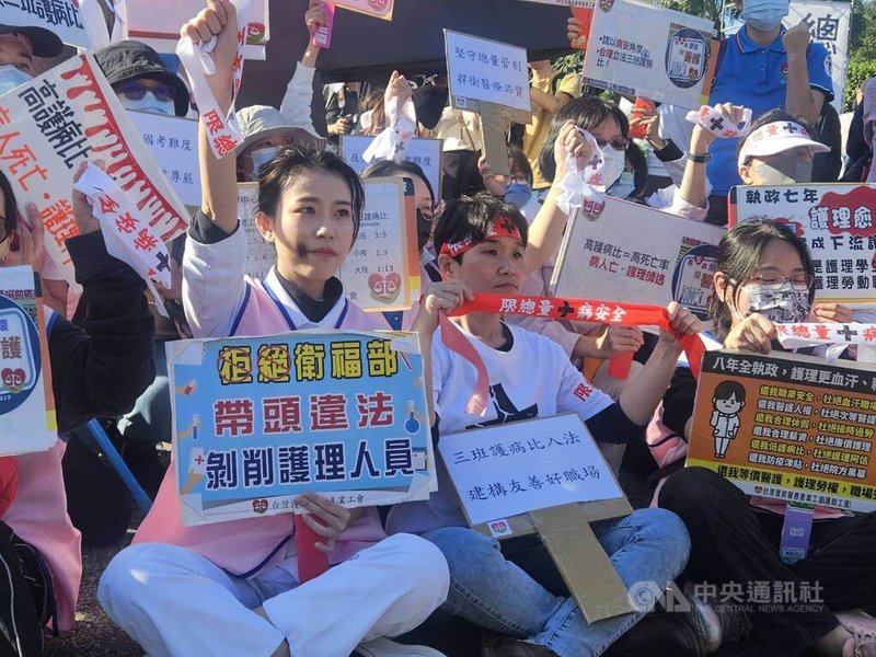 圖為台灣醫事人員大聯盟19日在凱達格蘭大道舉行「黑十字運動」。（中央社檔案照片）
