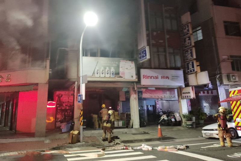 台南市中西區1間用來經營寵物店的透天式建物20日凌晨發生火警，未造成人員傷亡，但店內飼養30多隻寵物犬中有25隻死亡。（讀者提供）中央社記者楊思瑞台南傳真 112年11月20日